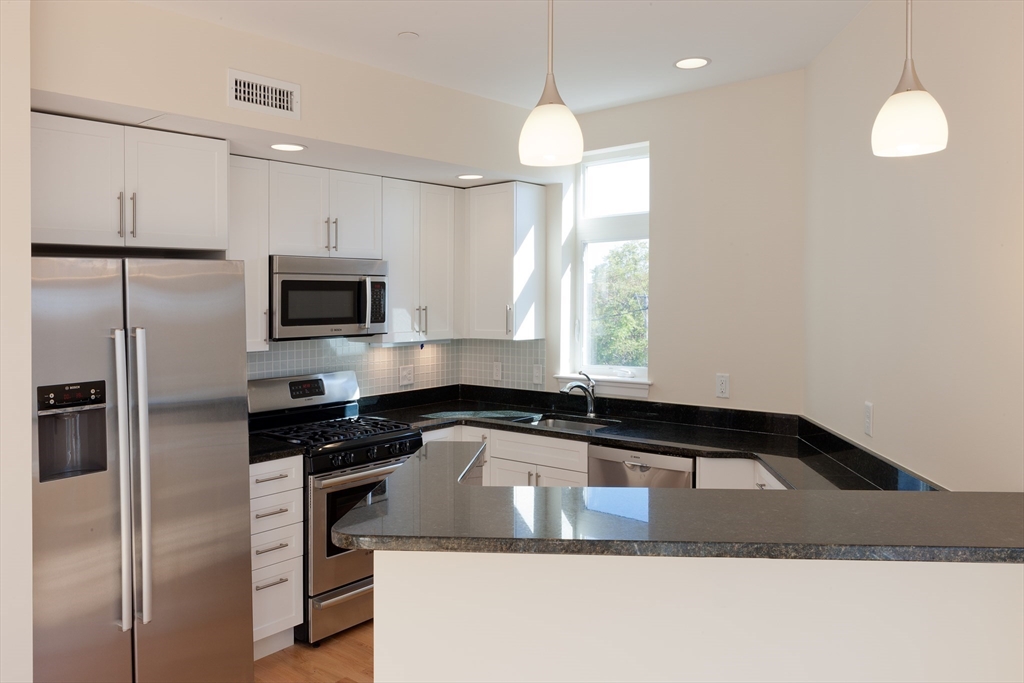 7 Cameron, Cambridge, Massachusetts, 2 Bedrooms Bedrooms, 3 Rooms Rooms,2 BathroomsBathrooms,Residential Lease,For Rent,Cameron,73468282
