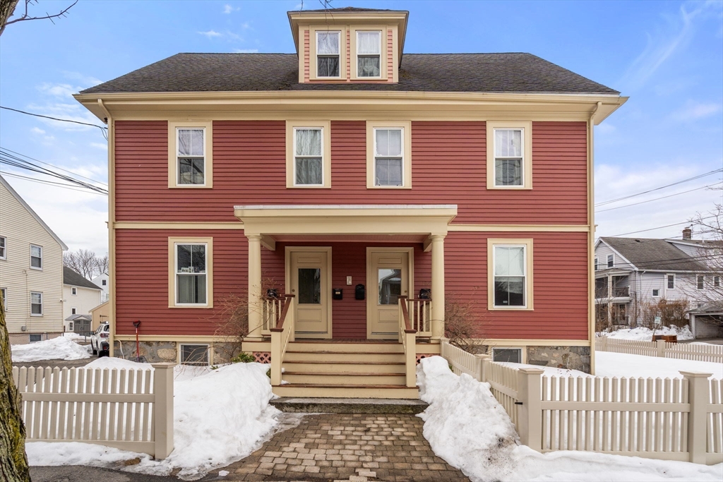 132 Warren St, Arlington, Massachusetts, 2 Bedrooms Bedrooms, 4 Rooms Rooms,2 BathroomsBathrooms,Residential,For Sale,Warren St,73484773