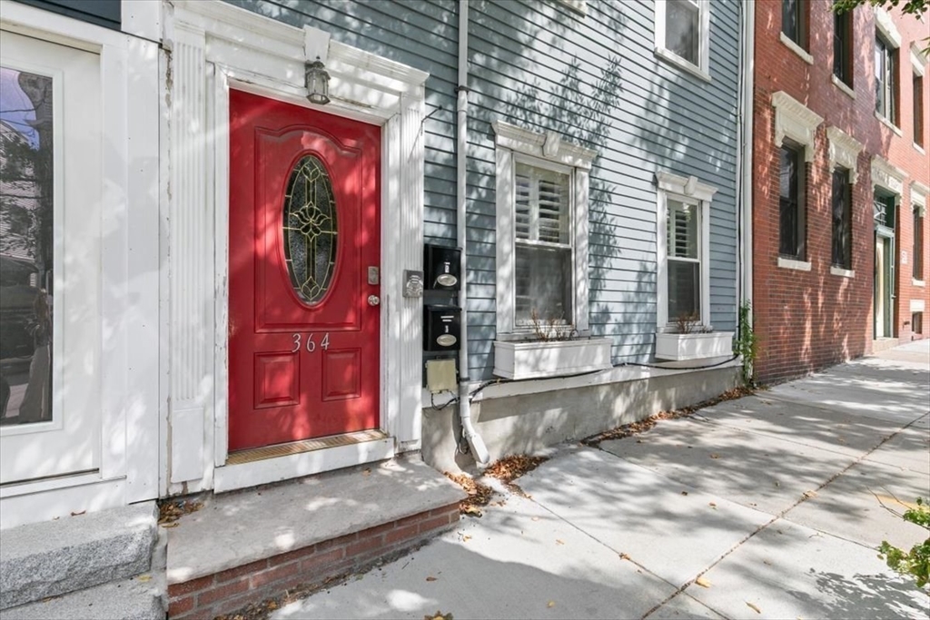 364 Sumner St, Boston, Massachusetts, 2 Bedrooms Bedrooms, 4 Rooms Rooms,1.5 BathroomsBathrooms,Residential,For Sale,Sumner St,73432110