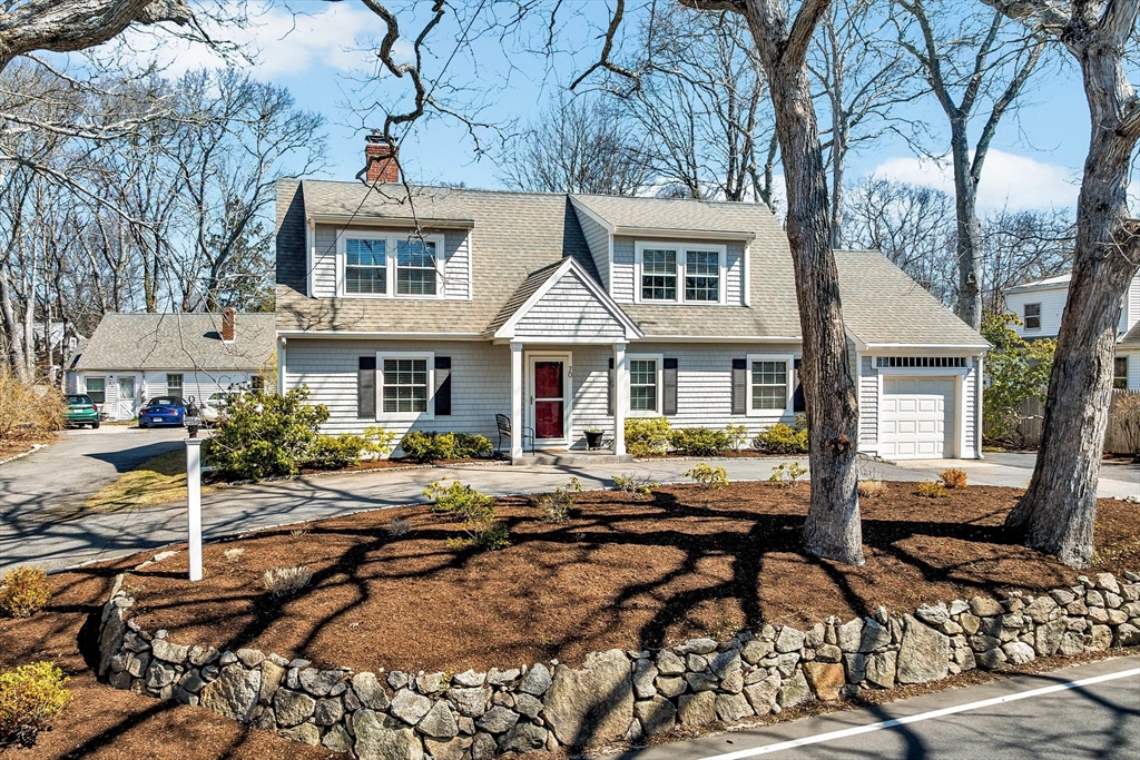 70 Lakeview Ave, Falmouth, Massachusetts, 4 Bedrooms Bedrooms, 9 Rooms Rooms,2.5 BathroomsBathrooms,Residential,For Sale,Lakeview Ave,73500649