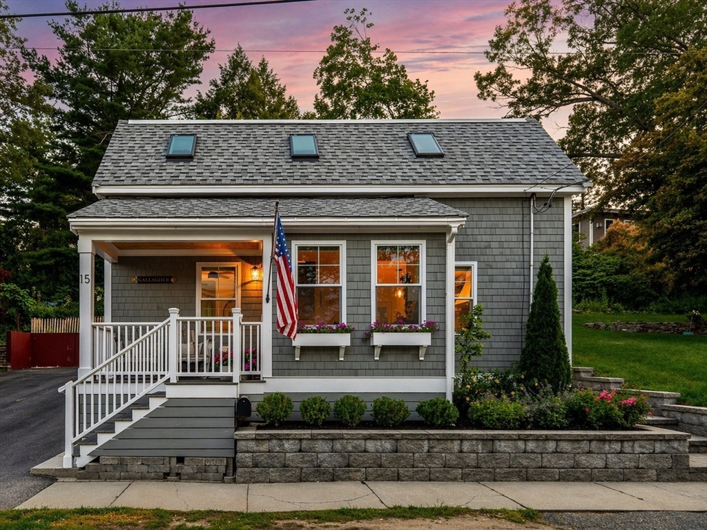 15 Howard St, Newburyport, Massachusetts, 3 Bedrooms Bedrooms, 6 Rooms Rooms,1.5 BathroomsBathrooms,Residential,For Sale,Howard St,73500656