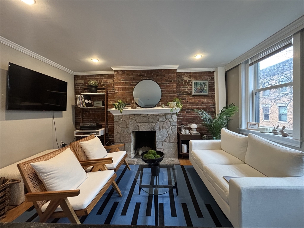 41 Grove, Boston, Massachusetts, 2 Bedrooms Bedrooms, 3 Rooms Rooms,1 BathroomBathrooms,Residential Lease,For Rent,Grove,73500668