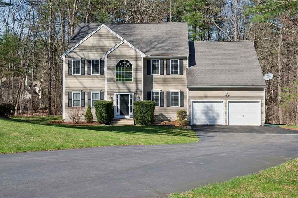 320 Lincoln Circle, Northbridge, Massachusetts, 4 Bedrooms Bedrooms, 9 Rooms Rooms,2.5 BathroomsBathrooms,Residential,For Sale,Lincoln Circle,73500683