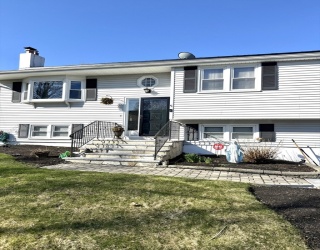 5 Fred St, Burlington, Massachusetts, 4 Bedrooms Bedrooms, 10 Rooms Rooms,2 BathroomsBathrooms,Residential Lease,For Rent,Fred St,73500761