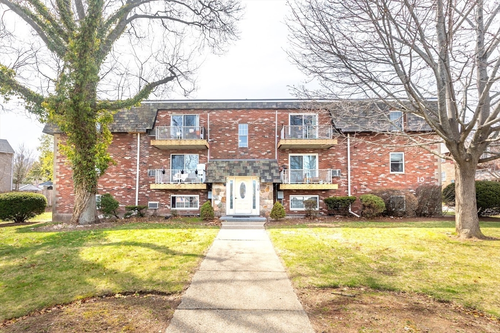 10 Skyline Dr, Braintree, Massachusetts, 2 Bedrooms Bedrooms, 4 Rooms Rooms,1 BathroomBathrooms,Residential,For Sale,Skyline Dr,73500811