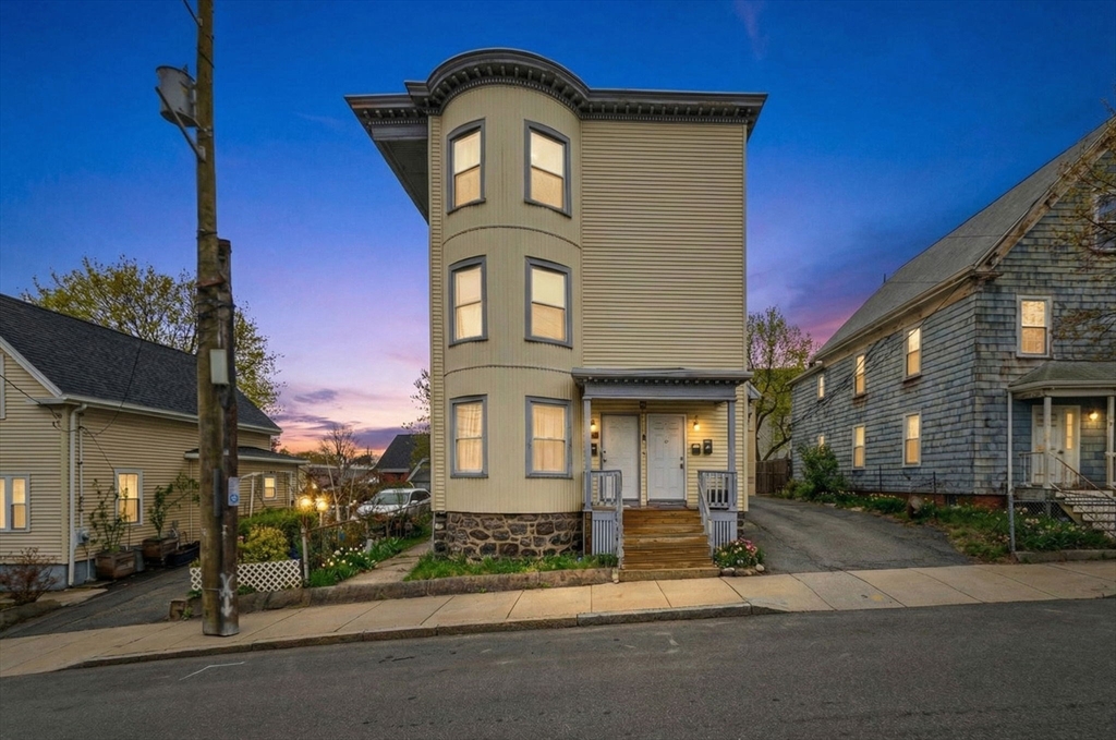 10 Adams St, Lynn, Massachusetts, 9 Bedrooms Bedrooms, 15 Rooms Rooms,3 BathroomsBathrooms,Residential Income,For Sale,Adams St,73500868