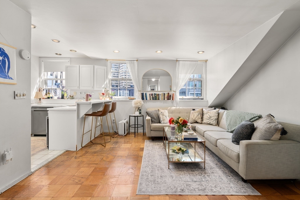 17 Bowdoin St, Boston, Massachusetts, 3 Bedrooms Bedrooms, 4 Rooms Rooms,2 BathroomsBathrooms,Residential,For Sale,Bowdoin St,73500942