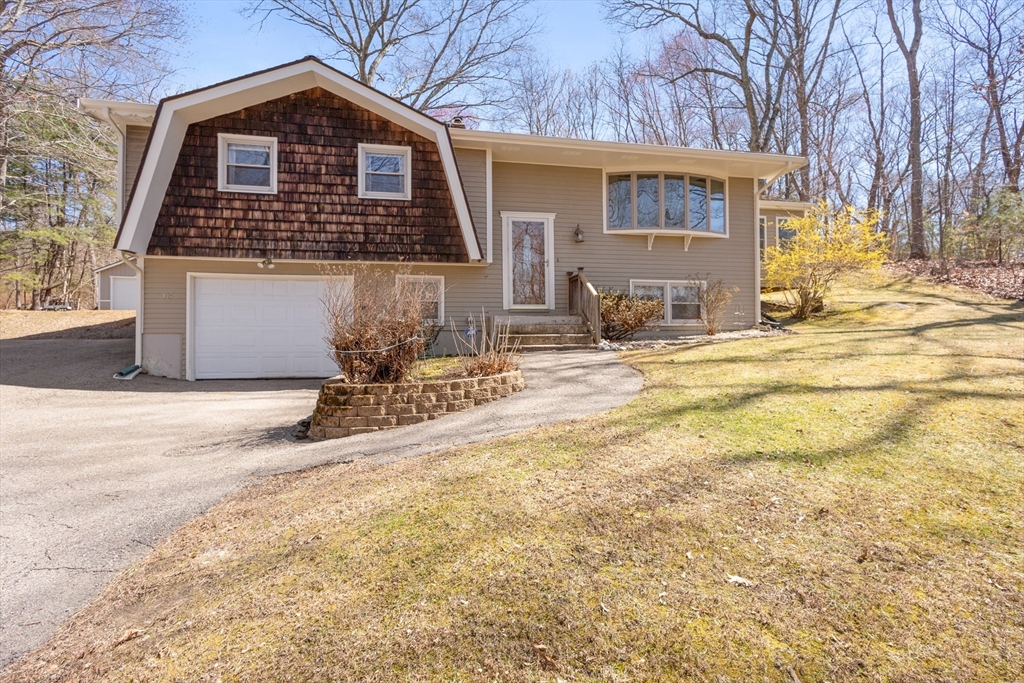 43 Locust Street, Bellingham, Massachusetts, 3 Bedrooms Bedrooms, 7 Rooms Rooms,1.5 BathroomsBathrooms,Residential,For Sale,Locust Street,73501014