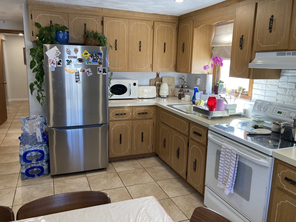 25 Cleveland St, Revere, Massachusetts, 2 Bedrooms Bedrooms, 4 Rooms Rooms,1 BathroomBathrooms,Residential Lease,For Rent,Cleveland St,73501036