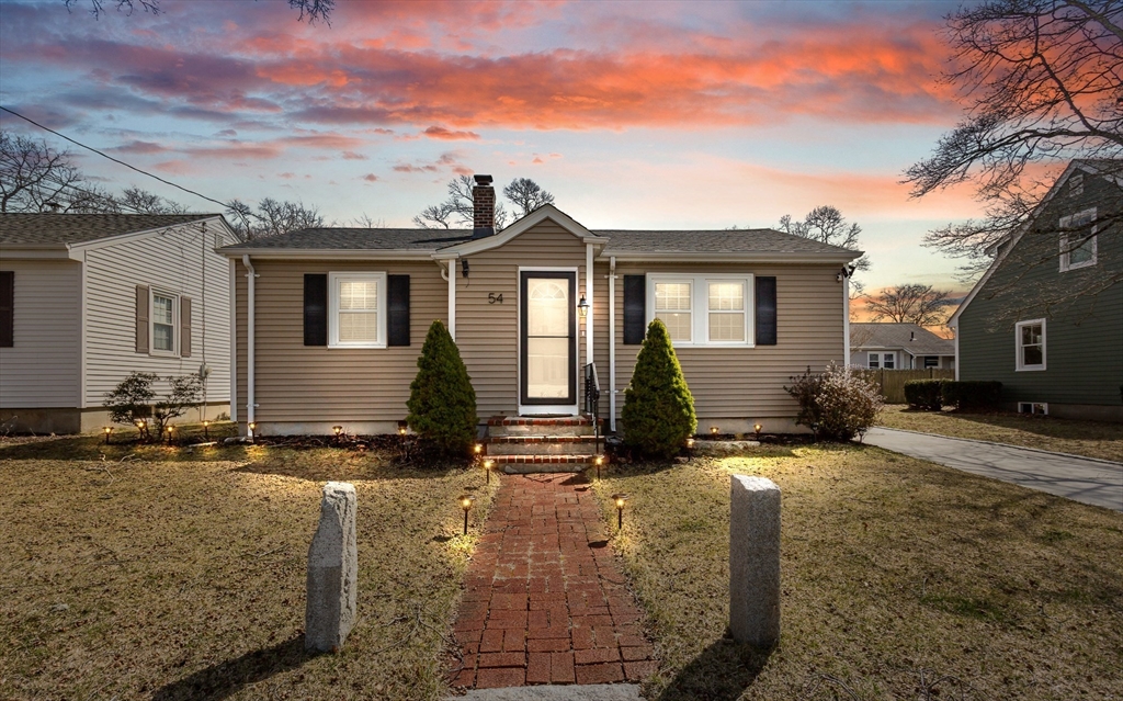 54 Huntington Ave, Dartmouth, Massachusetts, 2 Bedrooms Bedrooms, 4 Rooms Rooms,1 BathroomBathrooms,Residential,For Sale,Huntington Ave,73492112