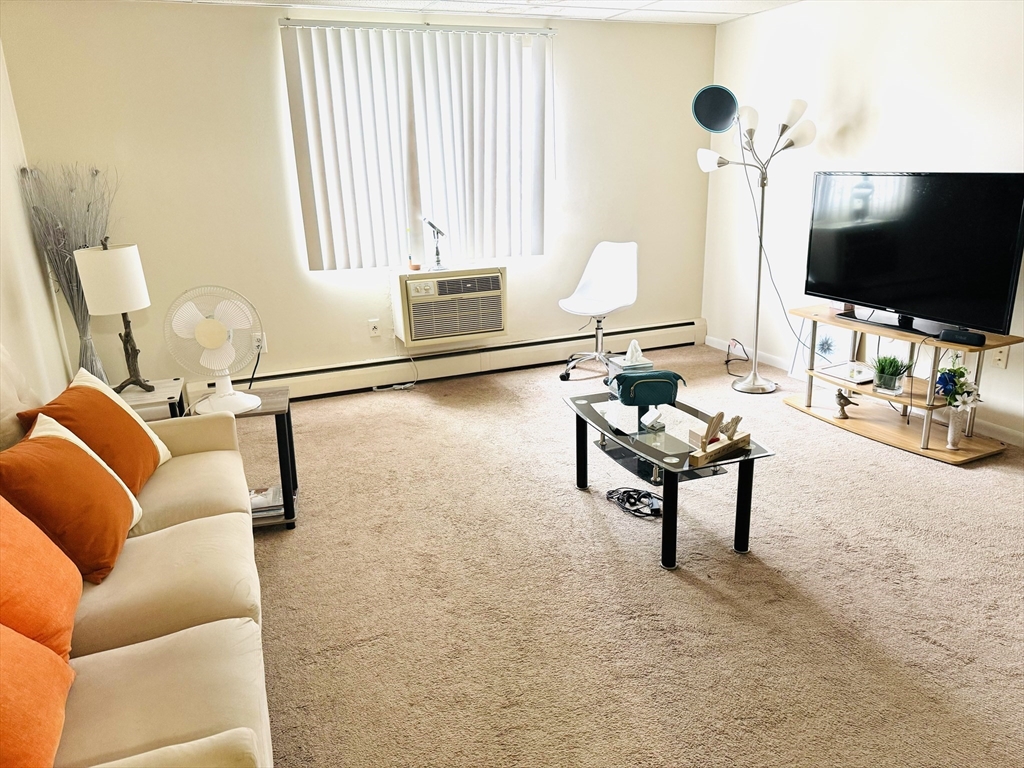 215 Chelmsford St, Chelmsford, Massachusetts, 1 Bedroom Bedrooms, 3 Rooms Rooms,1 BathroomBathrooms,Residential,For Sale,Chelmsford St,73423054