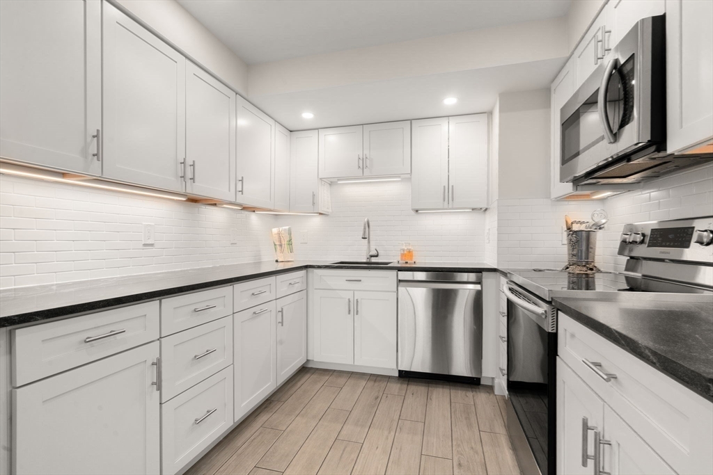 250 Hammond Pond Parkway, Newton, Massachusetts, 1 Bedroom Bedrooms, 4 Rooms Rooms,1.5 BathroomsBathrooms,Residential,For Sale,Hammond Pond Parkway,73496133