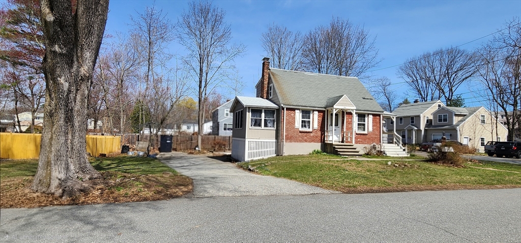 1 Wood End Lane, Reading, Massachusetts, 3 Bedrooms Bedrooms, 6 Rooms Rooms,1 BathroomBathrooms,Residential,For Sale,Wood End Lane,73501359