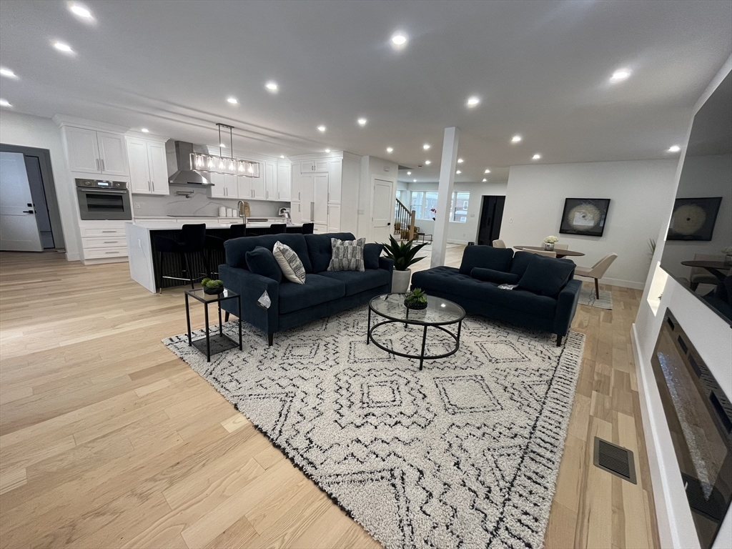 405 Blue Hill Avenue, Milton, Massachusetts, 5 Bedrooms Bedrooms, 10 Rooms Rooms,3 BathroomsBathrooms,Residential,For Sale,Blue Hill Avenue,73459704