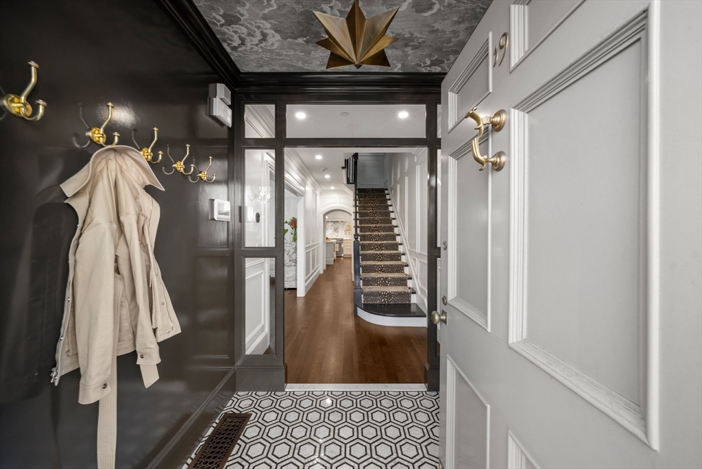 19 Charles River Square, Boston, Massachusetts, 3 Bedrooms Bedrooms, 9 Rooms Rooms,3.5 BathroomsBathrooms,Residential,For Sale,Charles River Square,73501398