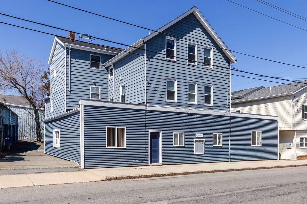 1690 N Main St, Fall River, Massachusetts, 3 Bedrooms Bedrooms, 6 Rooms Rooms,1 BathroomBathrooms,Residential Lease,For Rent,N Main St,73501433