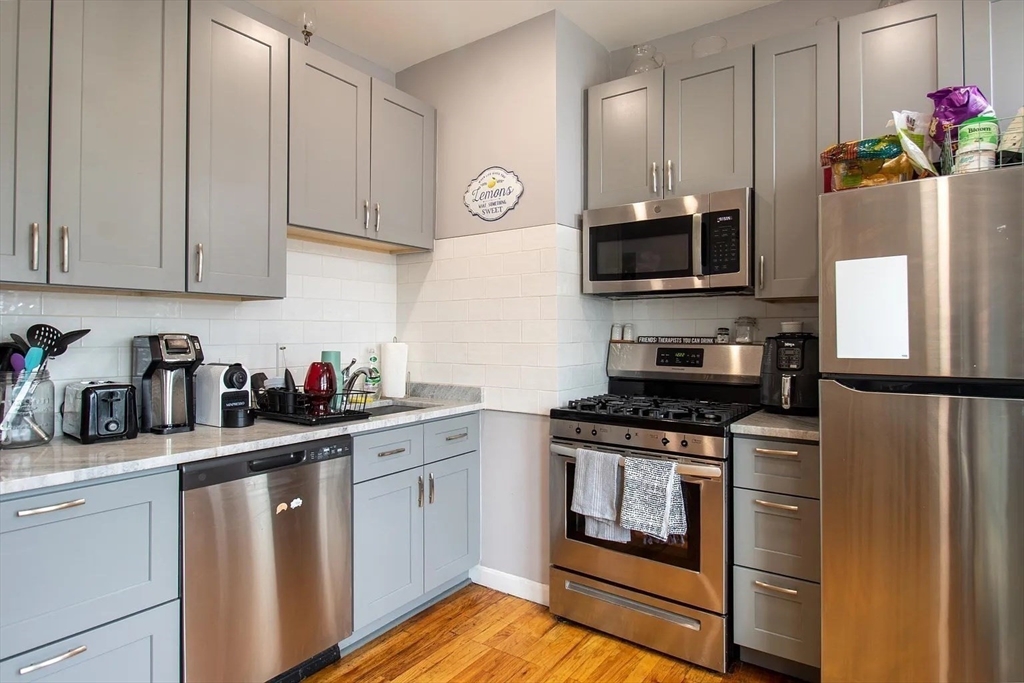 117 Elm Street, Newton, Massachusetts, 3 Bedrooms Bedrooms, 6 Rooms Rooms,2 BathroomsBathrooms,Residential Lease,For Rent,Elm Street,73501512