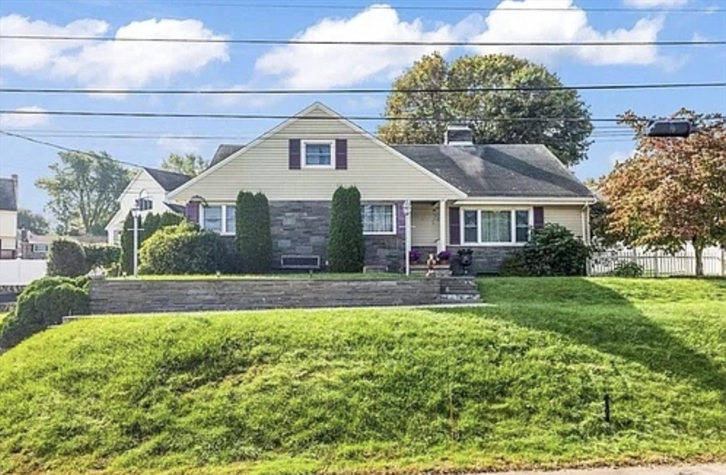 3 Greenview Rd, Stoneham, Massachusetts, 3 Bedrooms Bedrooms, 7 Rooms Rooms,2 BathroomsBathrooms,Residential Lease,For Rent,Greenview Rd,73501511