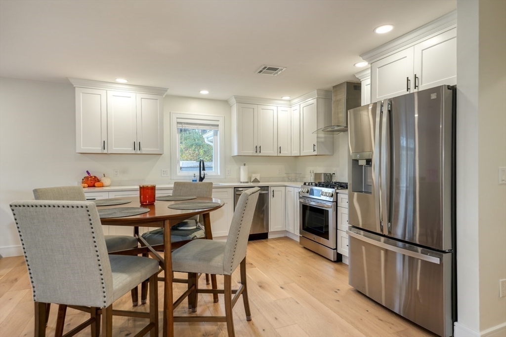 17 School, Hudson, Massachusetts, 3 Bedrooms Bedrooms, 5 Rooms Rooms,2.5 BathroomsBathrooms,Residential,For Sale,School,73501521