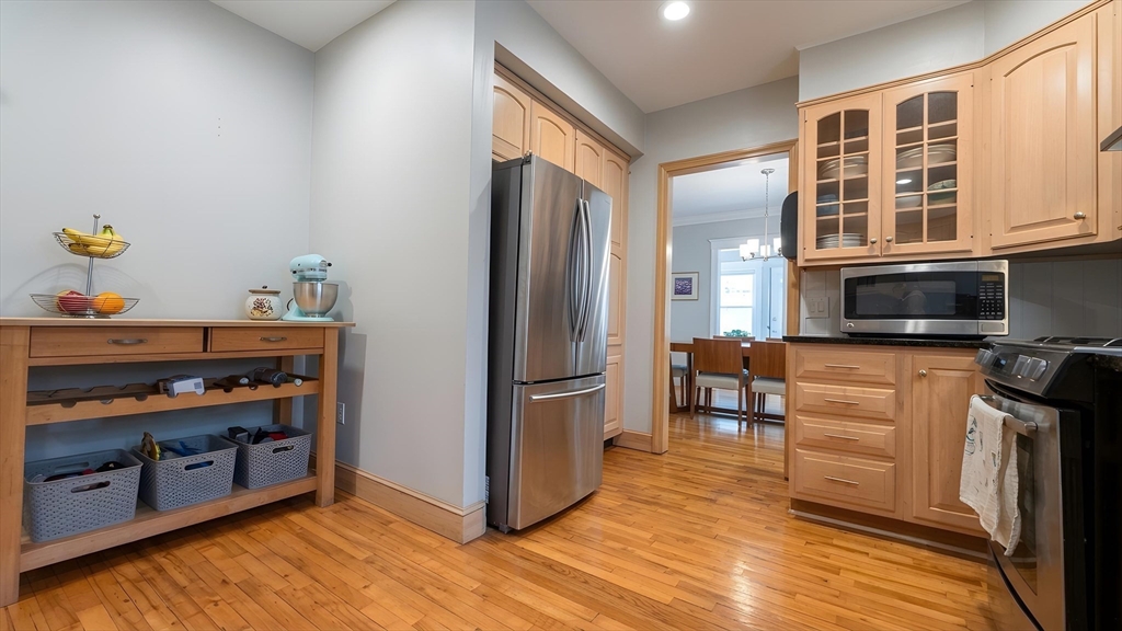 27 Noble St, Newton, Massachusetts, 4 Bedrooms Bedrooms, 10 Rooms Rooms,2 BathroomsBathrooms,Residential Lease,For Rent,Noble St,73501520