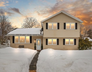 20 Walker Rd, Beverly, Massachusetts, 4 Bedrooms Bedrooms, 8 Rooms Rooms,2 BathroomsBathrooms,Residential,For Sale,Walker Rd,73483572