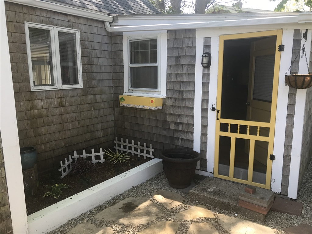 51 Walker St, Falmouth, Massachusetts, 3 Bedrooms Bedrooms, 7 Rooms Rooms,1.5 BathroomsBathrooms,Residential Lease,For Rent,Walker St,73496639