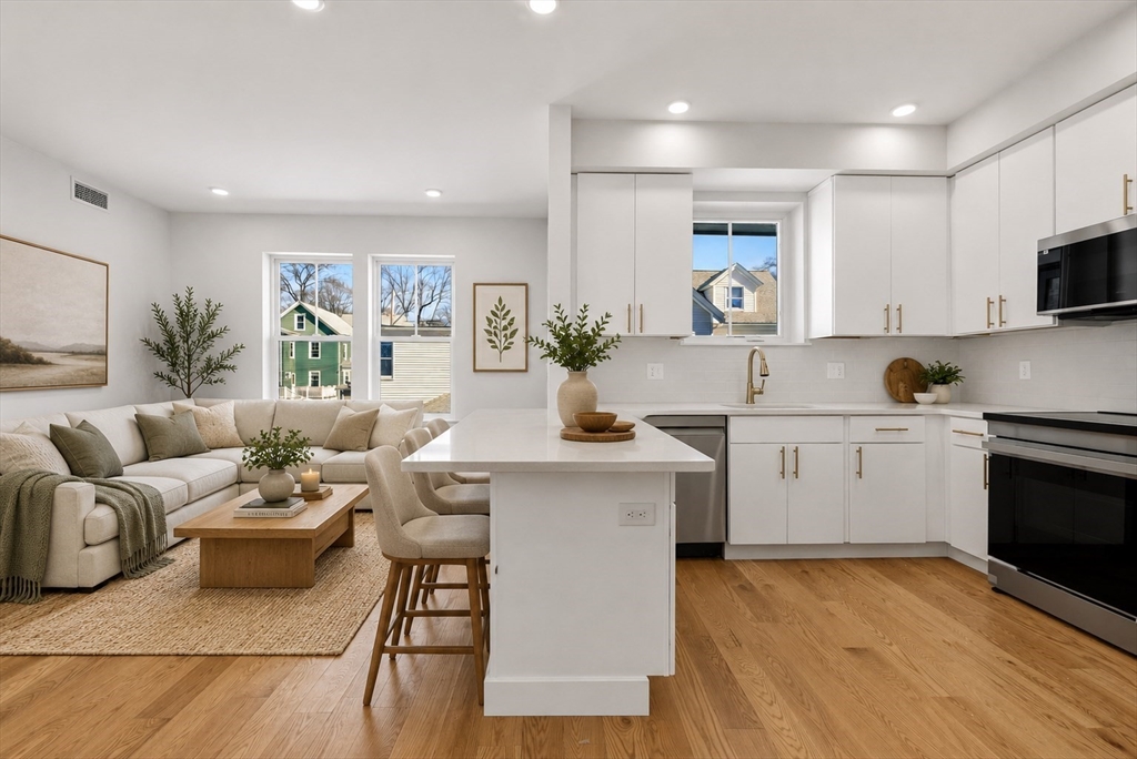 421 High St, Medford, Massachusetts, 2 Bedrooms Bedrooms, 5 Rooms Rooms,1 BathroomBathrooms,Residential,For Sale,High St,73485391