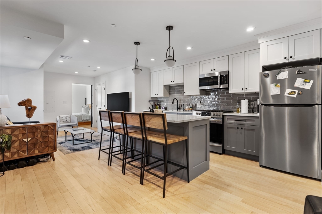 223 Saratoga Street, Boston, Massachusetts, 1 Bedroom Bedrooms, 4 Rooms Rooms,2 BathroomsBathrooms,Residential,For Sale,Saratoga Street,73501722