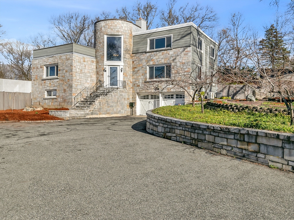 46 Clairmont St, Lynn, Massachusetts, 4 Bedrooms Bedrooms, 7 Rooms Rooms,2.5 BathroomsBathrooms,Residential,For Sale,Clairmont St,73501543