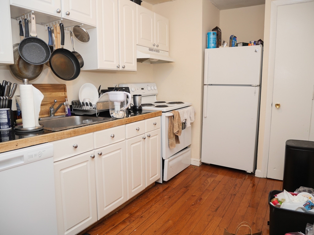 1039 Commonwealth Ave, Boston, Massachusetts, 3 Bedrooms Bedrooms, 4 Rooms Rooms,1 BathroomBathrooms,Residential Lease,For Rent,Commonwealth Ave,73501551