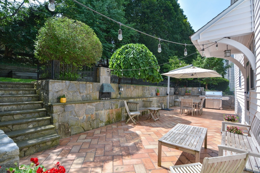 10 Radcliffe Rd, Belmont, Massachusetts, 3 Bedrooms Bedrooms, 7 Rooms Rooms,2.5 BathroomsBathrooms,Residential,For Sale,Radcliffe Rd,73501556