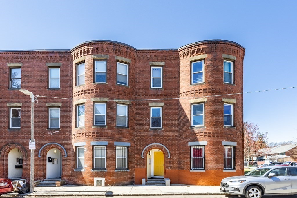 113 Regent St, Boston, Massachusetts, 8 Bedrooms Bedrooms, 14 Rooms Rooms,3 BathroomsBathrooms,Residential Income,For Sale,Regent St,73501690