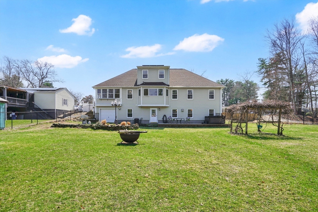 1542 S Branch Pkwy, Springfield, Massachusetts, 3 Bedrooms Bedrooms, 7 Rooms Rooms,3 BathroomsBathrooms,Residential,For Sale,S Branch Pkwy,73501692