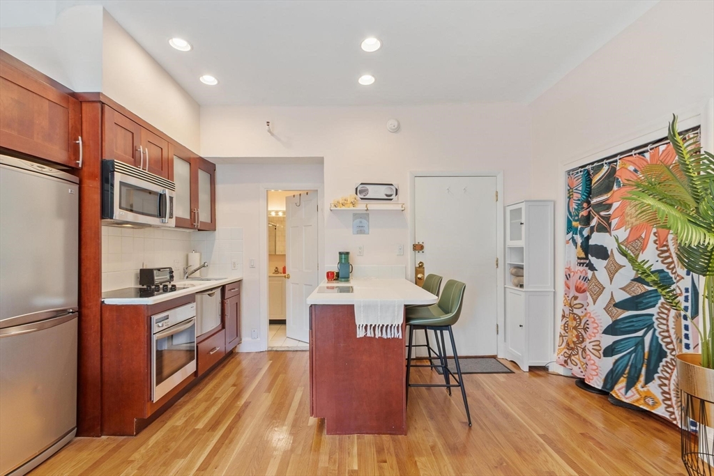 511 Beacon St, Boston, Massachusetts, 1 Room Rooms,1 BathroomBathrooms,Residential,For Sale,Beacon St,73502062