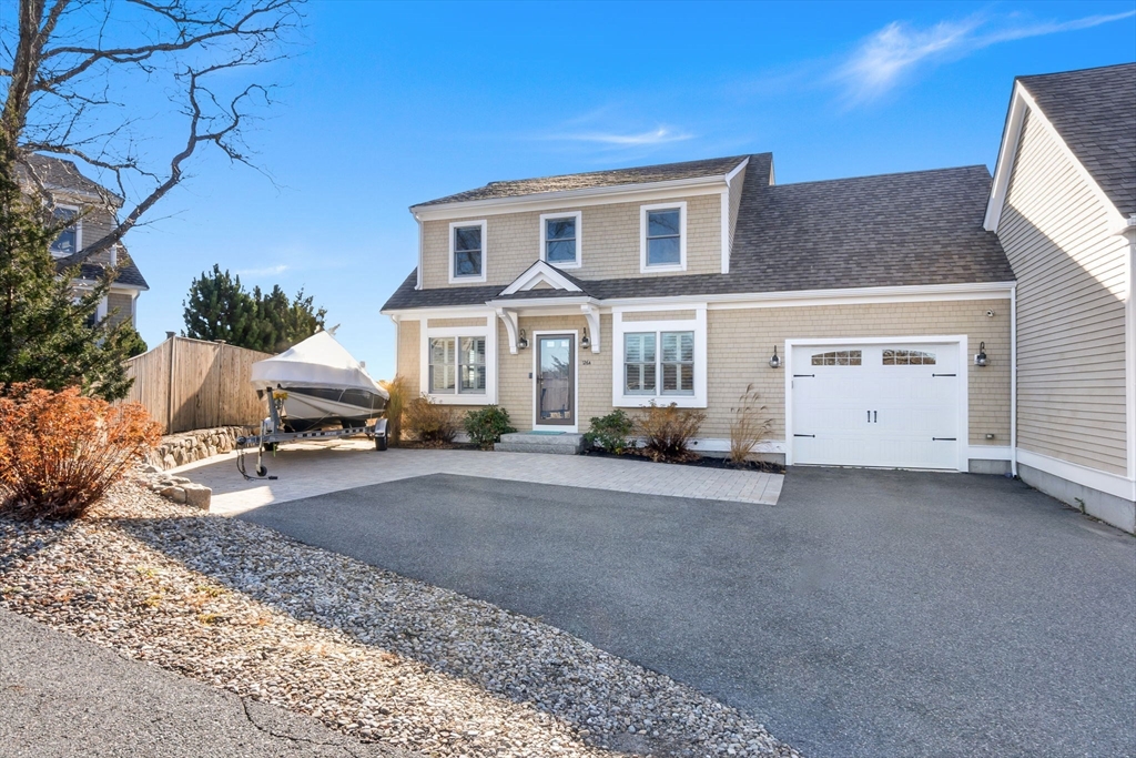 126 Eastern Ave, Gloucester, Massachusetts, 3 Bedrooms Bedrooms, 6 Rooms Rooms,2.5 BathroomsBathrooms,Residential Lease,For Rent,Eastern Ave,73502069