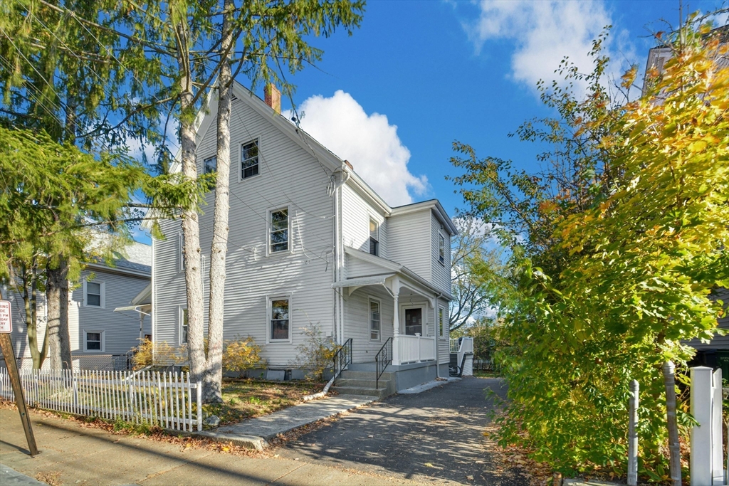10 Middle, Newton, Massachusetts, 4 Bedrooms Bedrooms, 6 Rooms Rooms,1.5 BathroomsBathrooms,Residential Lease,For Rent,Middle,73501906