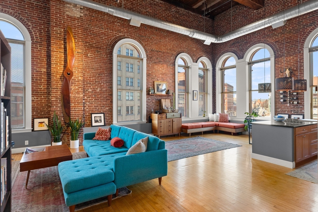 10 Kearney Sq, Lowell, Massachusetts, 1 Bedroom Bedrooms, 4 Rooms Rooms,1 BathroomBathrooms,Residential,For Sale,Kearney Sq,73501839