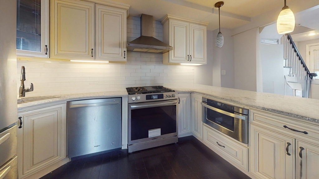 215 Bolton, Boston, Massachusetts, 3 Bedrooms Bedrooms, 4 Rooms Rooms,2 BathroomsBathrooms,Residential Lease,For Rent,Bolton,73492968