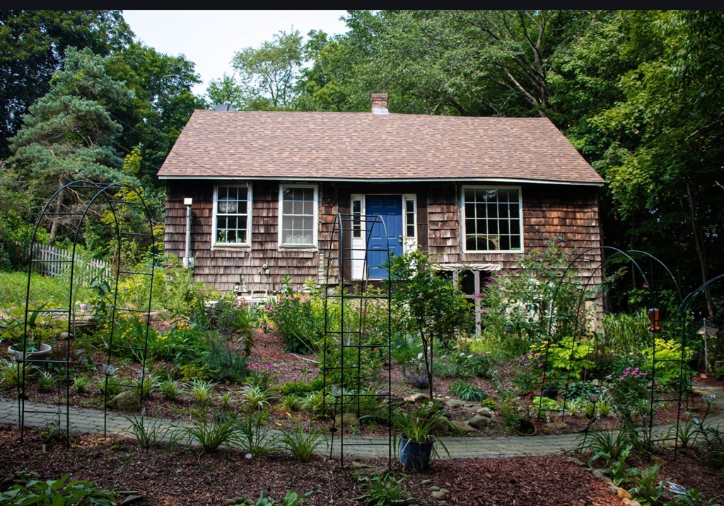 10 Bates Hl, Sturbridge, Massachusetts, 5 Bedrooms Bedrooms, 8 Rooms Rooms,2 BathroomsBathrooms,Residential,For Sale,Bates Hl,73501539