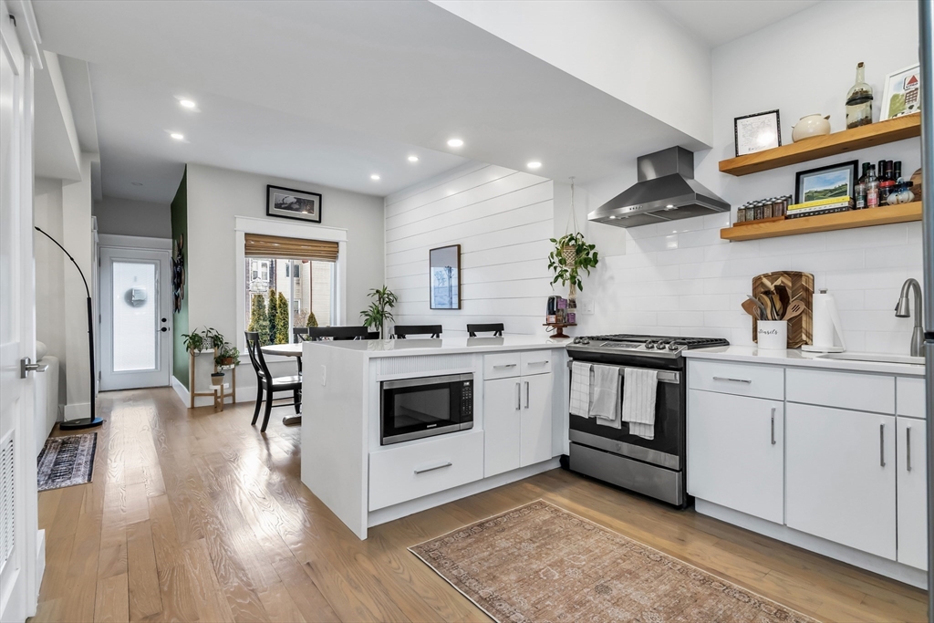 215 Maverick, Boston, Massachusetts, 2 Bedrooms Bedrooms, 5 Rooms Rooms,2 BathroomsBathrooms,Residential,For Sale,Maverick,73466411