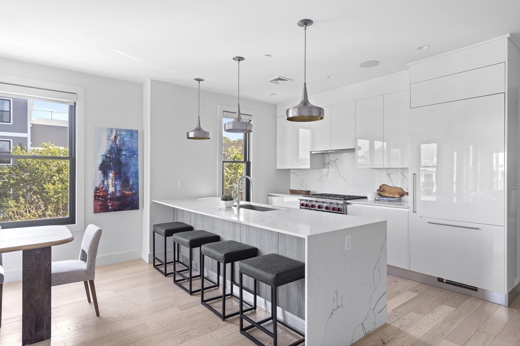 586 E 3rd, Boston, Massachusetts, 3 Bedrooms Bedrooms, 5 Rooms Rooms,2 BathroomsBathrooms,Residential,For Sale,E 3rd,73487003