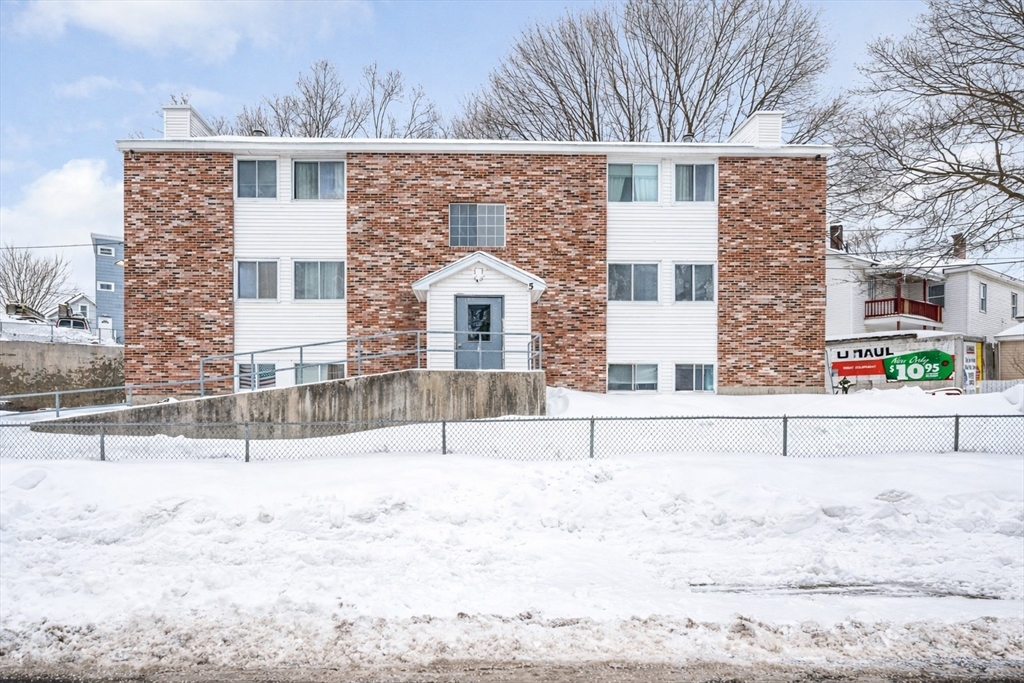 5 Lenox St, Lowell, Massachusetts, 2 Bedrooms Bedrooms, 4 Rooms Rooms,1 BathroomBathrooms,Residential,For Sale,Lenox St,73480407