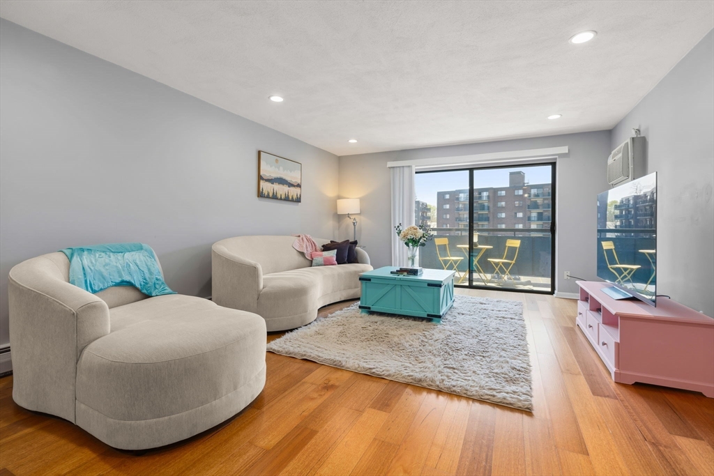 32 Whites Ave, Watertown, Massachusetts, 2 Bedrooms Bedrooms, 4 Rooms Rooms,2 BathroomsBathrooms,Residential,For Sale,Whites Ave,73502322