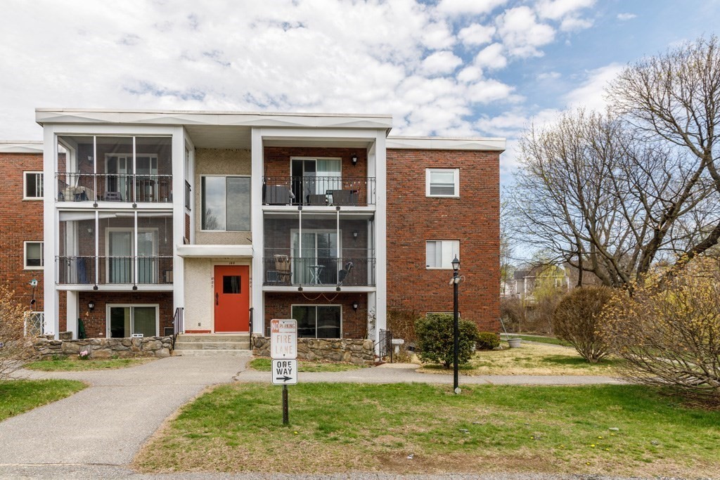 144 West Street, Leominster, Massachusetts, 2 Bedrooms Bedrooms, 4 Rooms Rooms,1 BathroomBathrooms,Residential,For Sale,West Street,73502364