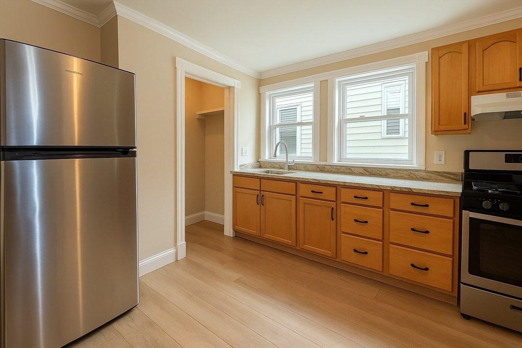 19 Howell St, Boston, Massachusetts, 3 Bedrooms Bedrooms, 7 Rooms Rooms,1 BathroomBathrooms,Residential Lease,For Rent,Howell St,73502131