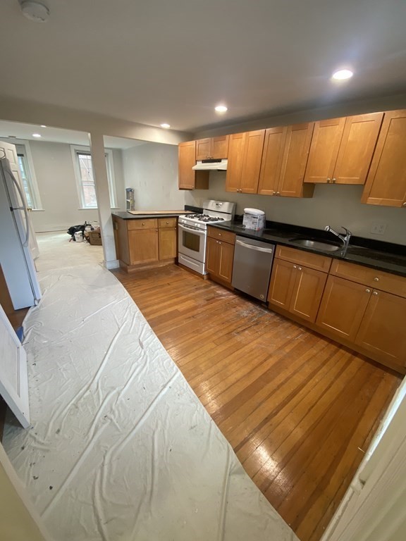 15 Cooper Street, Boston, Massachusetts, 2 Bedrooms Bedrooms, 4 Rooms Rooms,1 BathroomBathrooms,Residential Lease,For Rent,Cooper Street,73502140