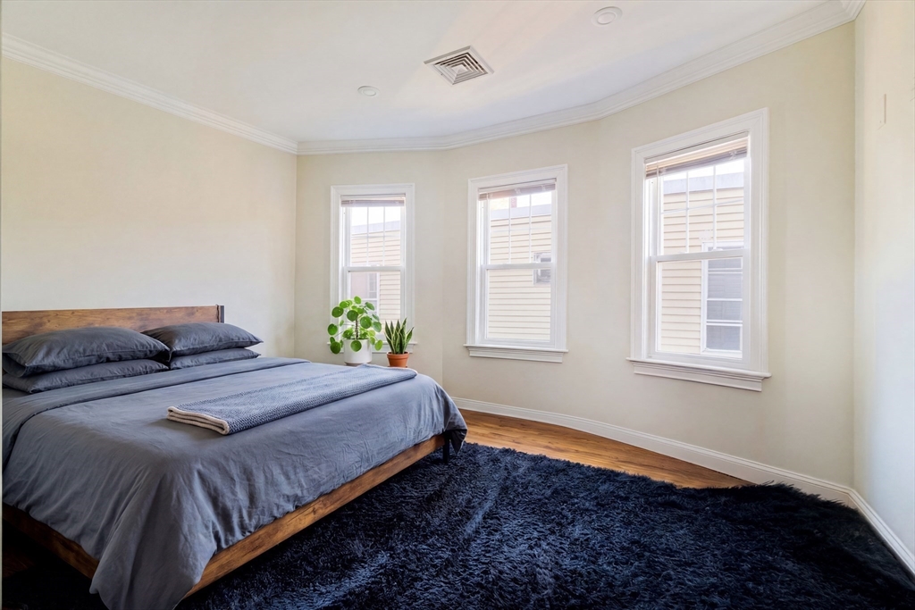 17 Kenneson Rd, Somerville, Massachusetts, 12 Bedrooms Bedrooms, 18 Rooms Rooms,4.5 BathroomsBathrooms,Residential Income,For Sale,Kenneson Rd,73502130