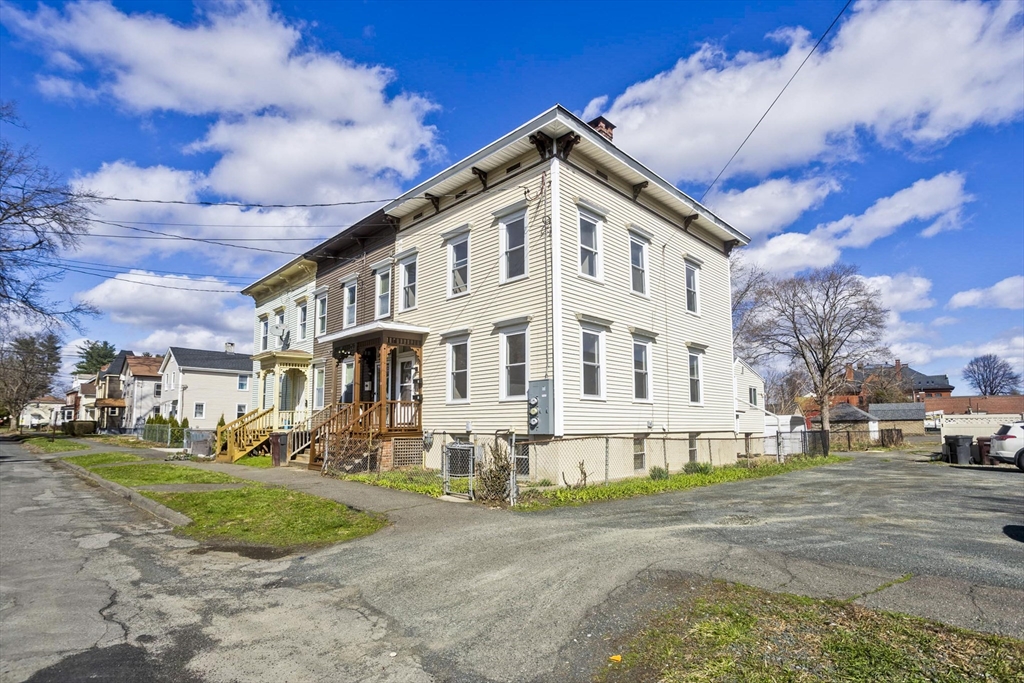 13 Hampden Street, Westfield, Massachusetts, 4 Bedrooms Bedrooms, 10 Rooms Rooms,2.5 BathroomsBathrooms,Residential Income,For Sale,Hampden Street,73502135