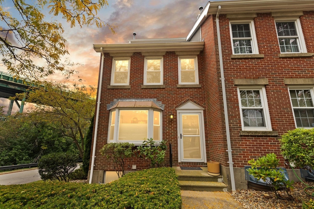 1 Boatswains Way, Chelsea, Massachusetts, 3 Bedrooms Bedrooms, 6 Rooms Rooms,2.5 BathroomsBathrooms,Residential,For Sale,Boatswains Way,73502225