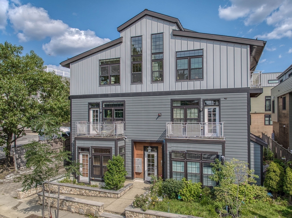 235 Lowell St, Somerville, Massachusetts, 2 Bedrooms Bedrooms, 6 Rooms Rooms,2 BathroomsBathrooms,Residential,For Sale,Lowell St,73502396